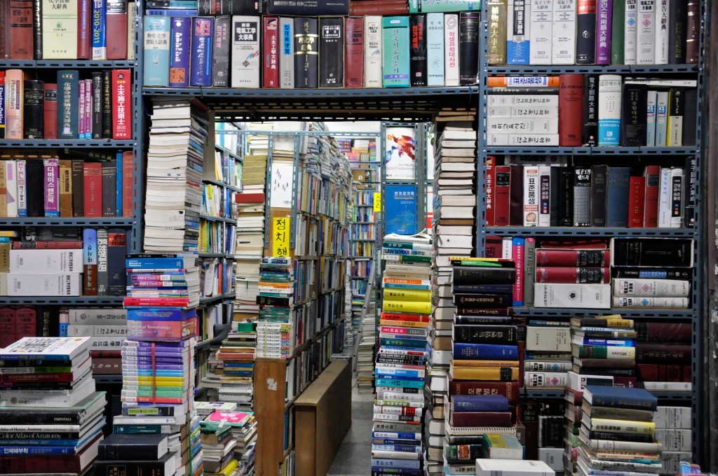 Hohe Bücherstapel in einem Geschäft in Busan
